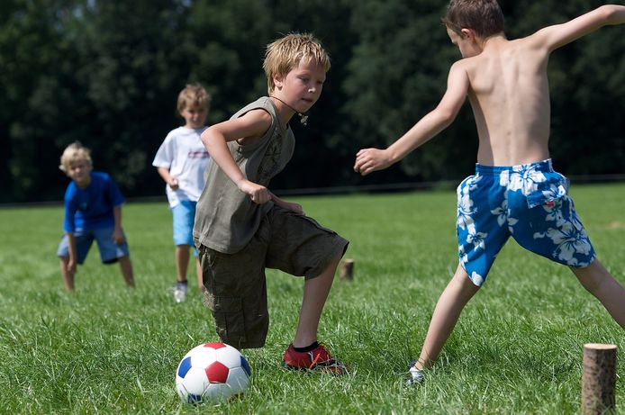 Kinderen glippen naar binnen bij voetbalclubs om te spelen: vreest boete | Voorne-Putten AD.nl