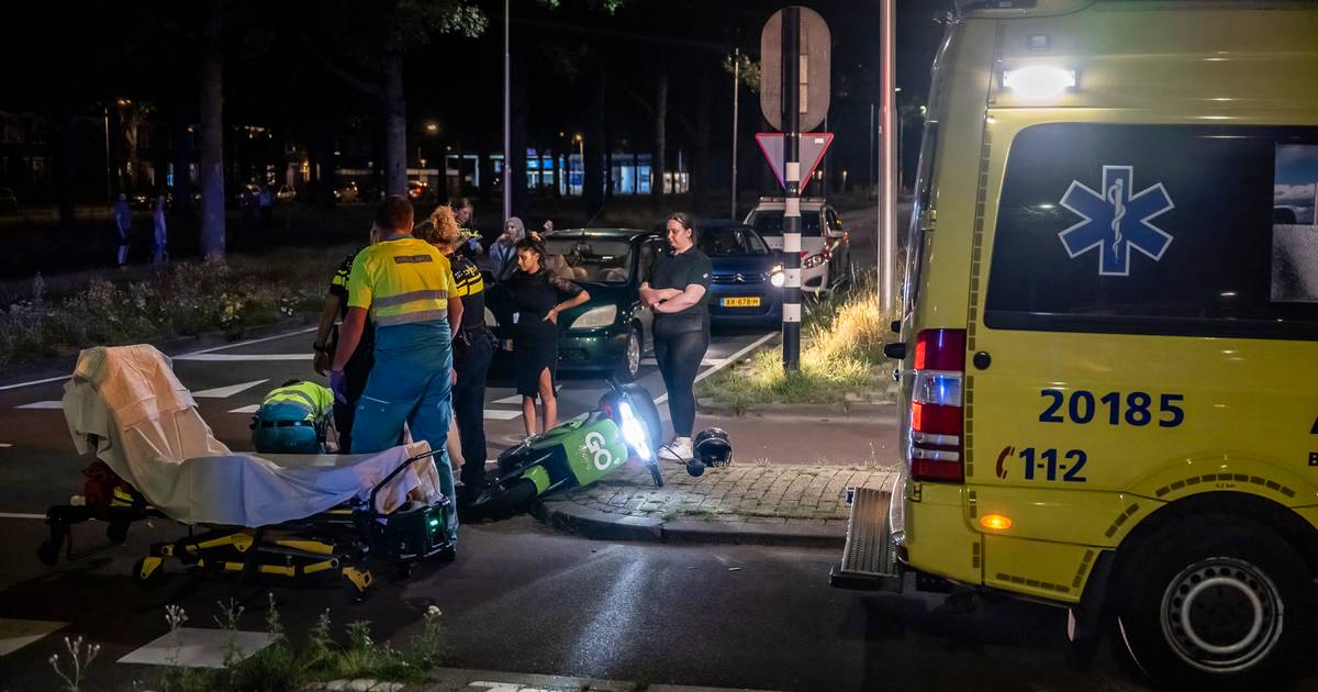 Bestuurder van Go scooter gewond bij botsing met auto in Tilburg.