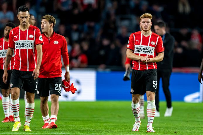 Heel PSV baalt na de uitschakeling tegen Benfica.