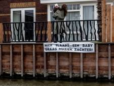 Jonge moeder radeloos: zuipende jongeren met keiharde muziek zorgen voor slapeloze baby