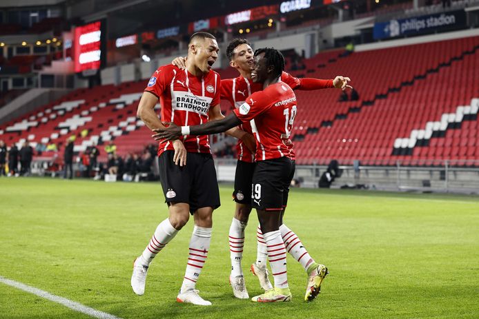 Carlos Vinícius, Mauro Júnior en Armindo Bruma vieren de 2-0 van PSV.