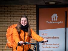 Topdrukte voor bezorger Tessa en al haar collega's morgen: ‘Lekker om even bezig te zijn’