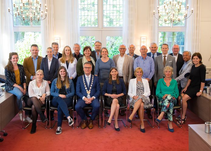De gemeenteraad van Oisterwijk, met uiterst rechts Marieke Dujardin en uiterst links Stefanie Vulders.