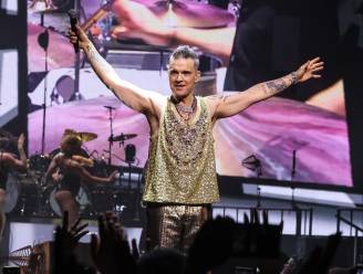 IN BEELD. Robbie Williams pakt in gouden glitteroutfit met gemak Antwerps Sportpaleis in