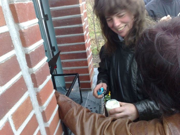 Een klein kaarsje aansteken in het Mariakapelletje is stukken eenvoudiger. Je pakt een kaarsje uit de houder en steekt dat met behulp van een opgehangen gasaansteker aan. Foto Peter Zandee