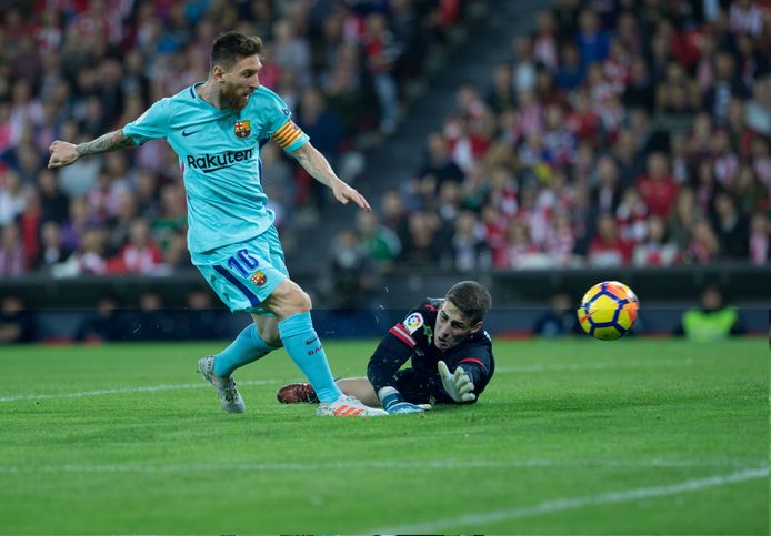 Kepa probeert Messi hier van een goal te houden.