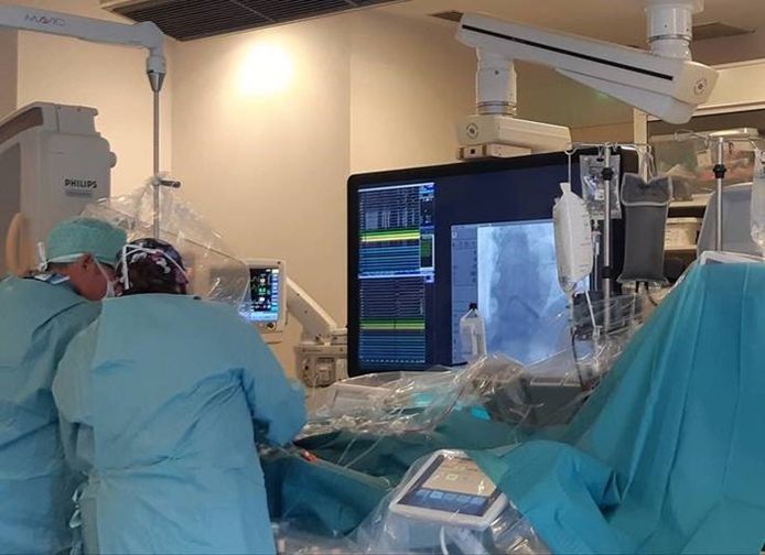 Opération en cours pour implanter le mini-pacemaker dans le cœur d'un patient.