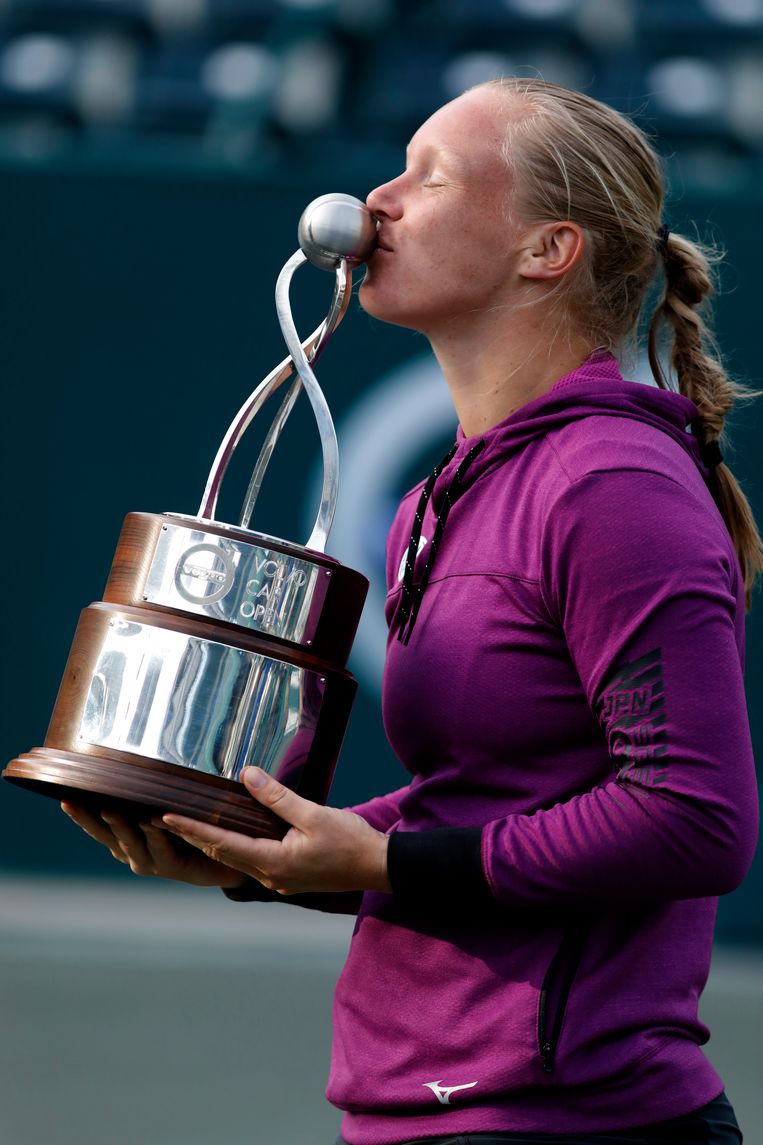 Kiki Bertens kust haar trofee na de winst op Julia Goerges in Charleston Beeld AP