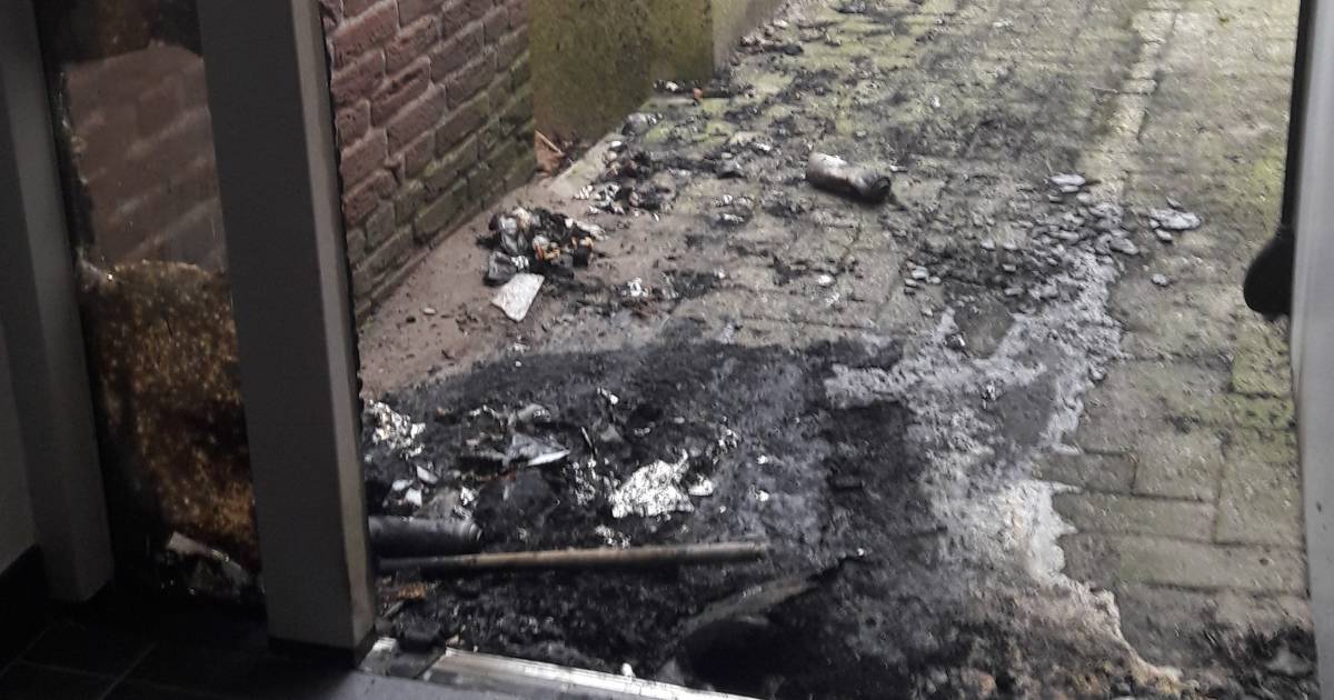 Opluchting brand kerk in Zwartsluis blijft beperkt tot zwart geblakerde deur en brandlucht in