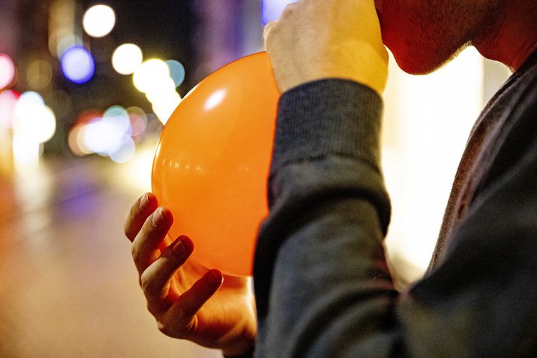 Met een lachgastank van twee kilo kun je zo’n 250 ballonnetjes vullen. Beeld ANP
