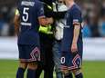 Un supporter surgit derrière Messi, des affrontements avec la police, Neymar visé par des projectiles: un Classique sous tensions  
