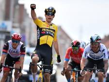 Topfavoriet Van Aert maakt ploegenspel af en sprint in spectaculaire editie naar winst