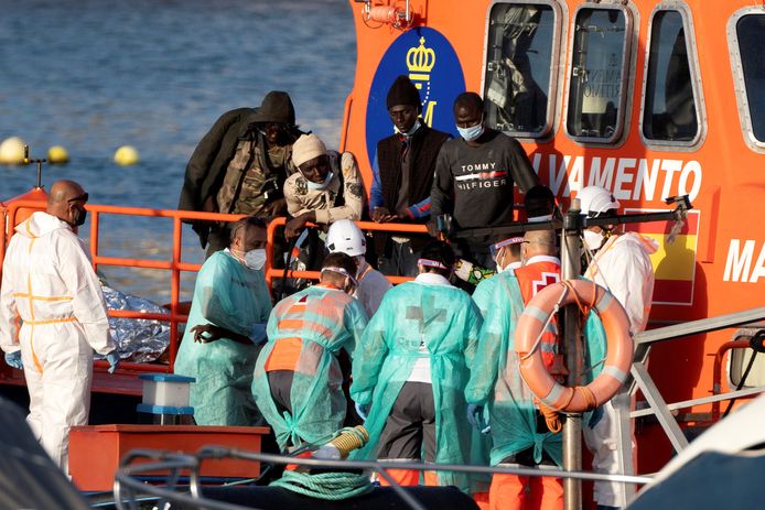 De Spaanse kustwacht redt vaker opvarenden van migrantenboten in de buurt van de Canarische Eilanden.