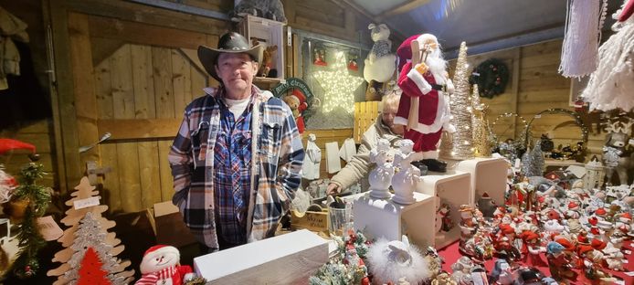 Danny Duwein verkoopt samen met zijn vrouw kerstspullen.
