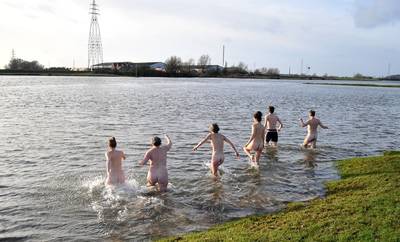 Bibberend en soms zelfs naakt kopje onder het nieuwe jaar in