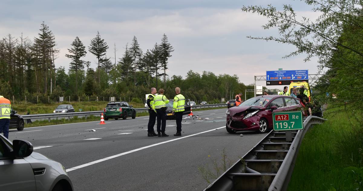 Ongeluk met twee autos op A12: vijf mensen naar het ziekenhuis.