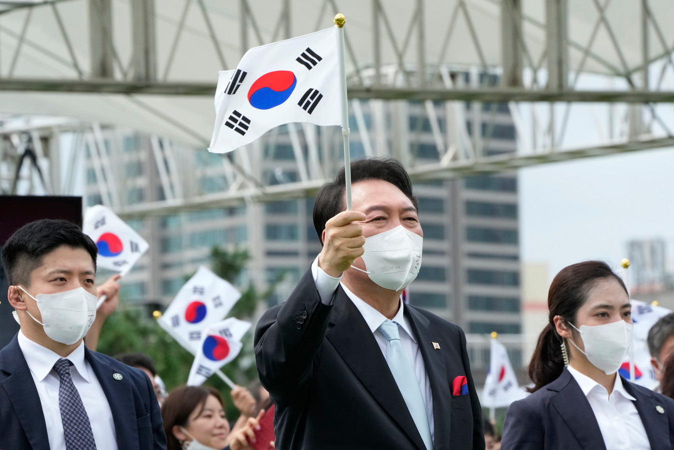 De Zuid-Koreaanse president Yoon Suk-yeol zwaait met de nationale vlag tijdens tijdens een ceremonie in Seoul waarbij de Koreaanse bevrijding van Japan in 1945 werd gevierd.
