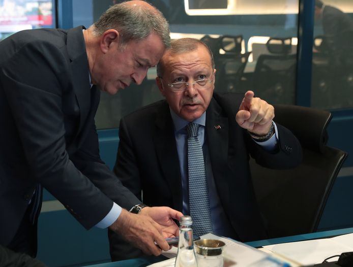 De Turkse president Recep Tayyip Erdogan heeft er vandaag mee gedreigd "de poorten open te zetten" voor de Syrische migranten in zijn land om naar Europa te reizen. Hij reageert zo op de kritiek van de Europese Unie op de Turkse militaire invasie in het noordoosten van Syrië.