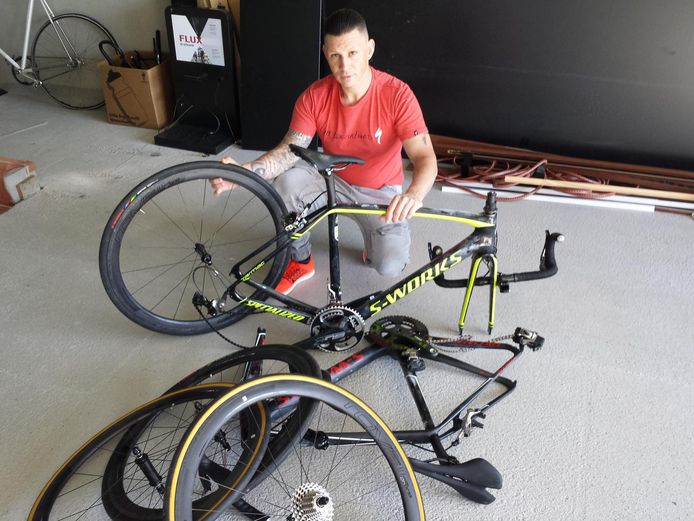 De dievenbende probeerde ook bij S-bikes van Sven Van Weyenberg in te breken, wat mislukte. De inbrekers lieten hun vluchtauto achter, die de politie op het spoor van de bende bracht.
