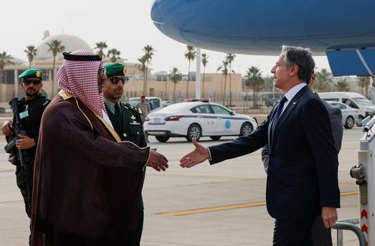 De Amerikaanse buitenlandminister Antony Blinken wordt bij zijn aankomst in Saoedi-Arabië verwelkomd door Mohammed Al-Ghamdi van het Saoedische ministerie van Buitenlandse Zaken.