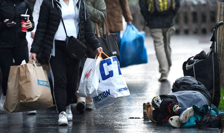 Een dakloze in Brussel.  'Terwijl het aantal daklozen in ons land toeneemt, dragen steeds meer mensen een huis rond de pols. Dat is niet normaal', schrijft Calvo. Beeld Photo News