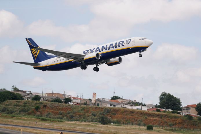 Een Ryanair-toestel stijgt op van de luchthaven in Lissabon.