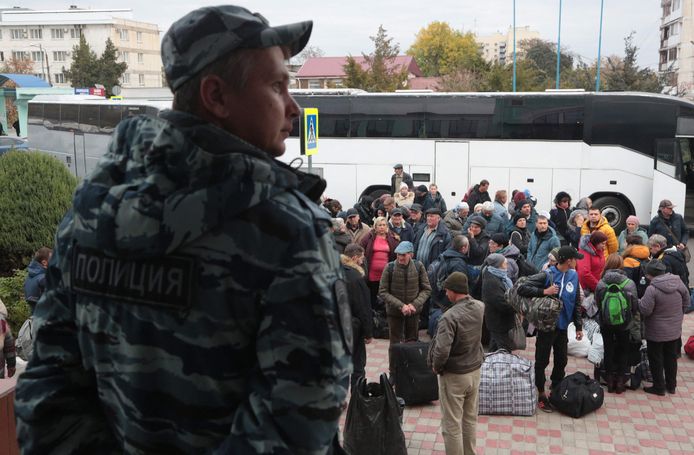 Beeld van de aankomst van geëvacueerde burgers uit Cherson op de Krim.