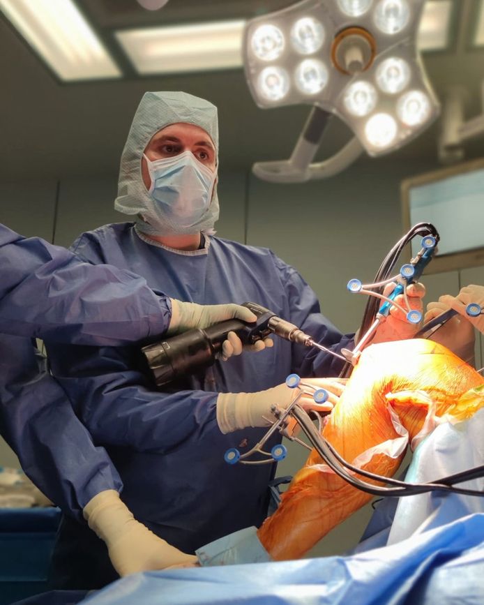 "Door de hulp van een robot in te schakelen, kunnen we veel preciezer werken", zegt dr. Jens De Vos, orthopedisch chirurg in AZ Oudenaarde.