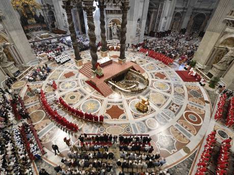 Un homme nu monte sur l'autel de la basilique Saint-Pierre, au Vatican