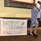 Pegida plaatst beledigend spandoek en twee poppen voor Haagse As Soennah-moskee