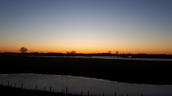 Zonsondergang bij de Maasbandijk.
