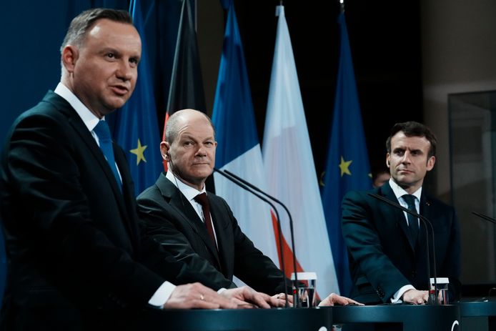 Andrzej Duda (links), Olaf Scholz (midden) en Emmanuel Macron (rechts).