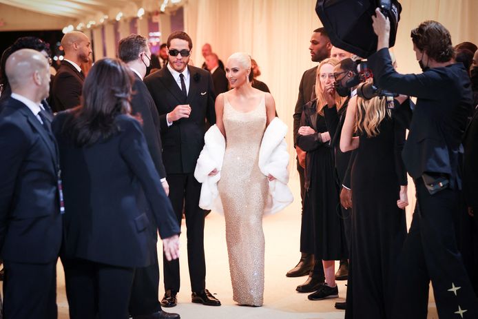 Kim Kardashian droeg niet één, maar twee jurken van Marilyn Monroe tijdens  Met Gala | Celebrities 