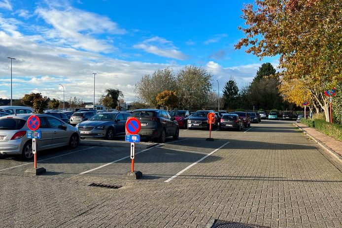 Testfase nieuwe buslijn 25 Zottegem-Burst-Aalst kost parkeerplekken op ...