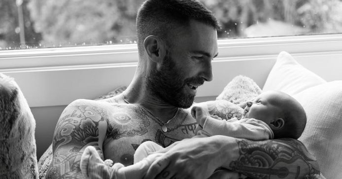 Adam Levine toont zijn pasgeboren baby.