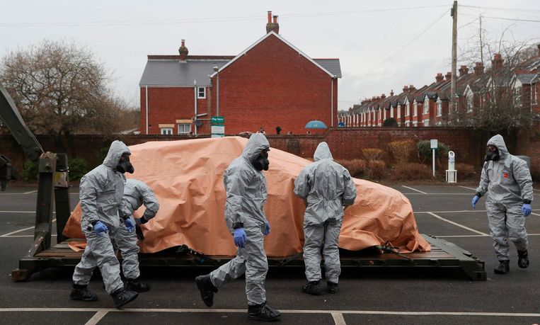 Een auto die geparkeerd staat achter een politiebureau in Salisbury, wordt weggesleept door het leger om te worden onderzocht. Beeld AFP