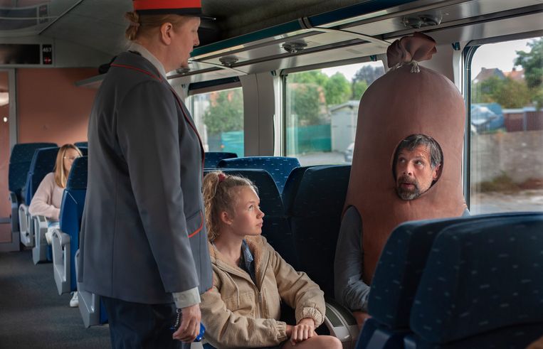  Savannah Vandendriessche en Johan Heldenbergh in 'Mijn Vader is een Saucisse' (2021). Beeld Kris Dewitte