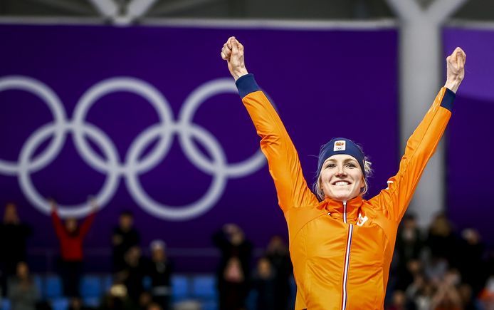 Carlijn Achtereekte op het podium na het winnen van goud in de Gangneung Oval op de 3000 meter tijdens de Olympische Winterspelen van Pyeongchang.