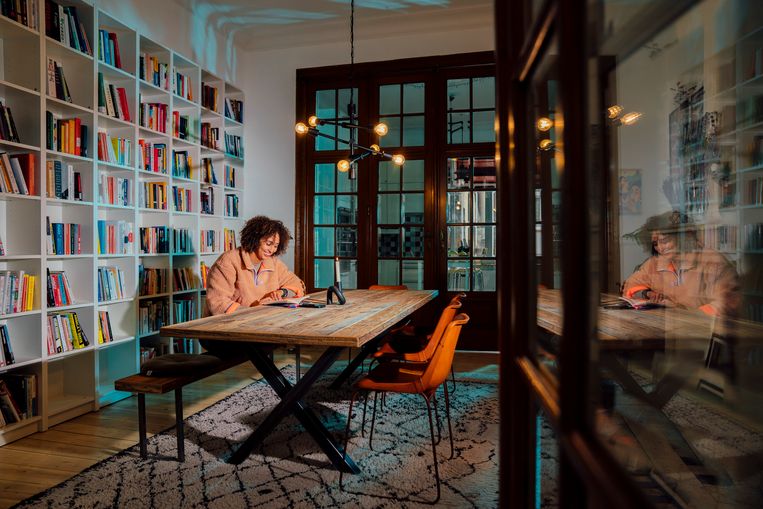 ‘Hoe slechter mijn boeken eraan toe zijn, hoe beter ik ze vind’ de boekenkast van Nadia Naji