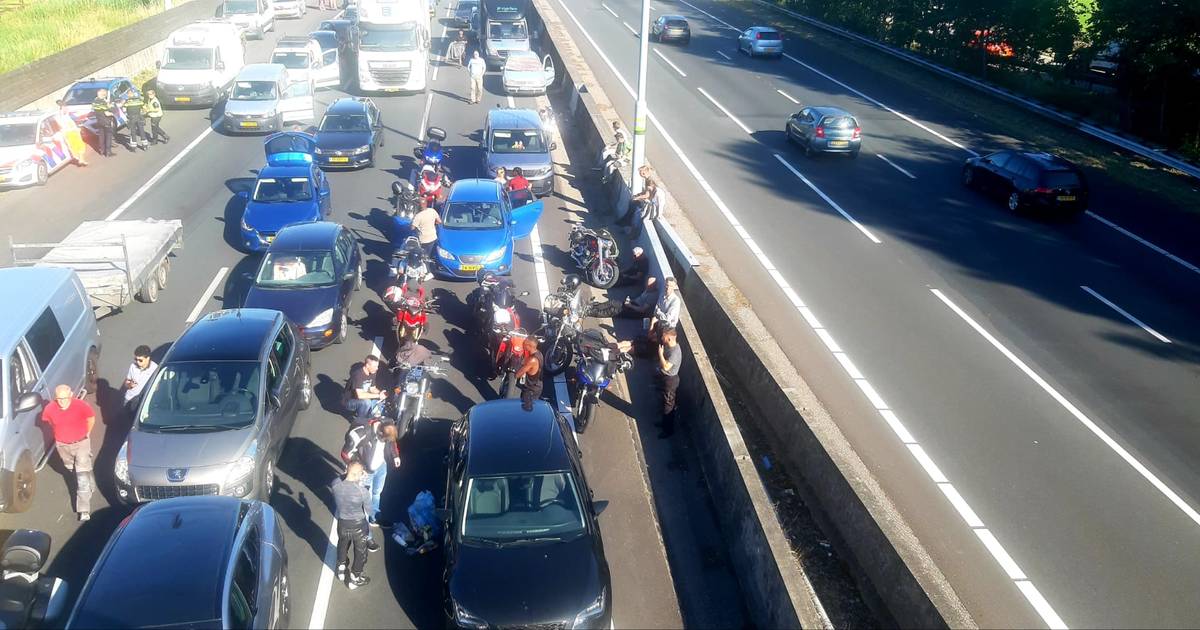 Urenlange vertraging op A12 door ongeluk met tractor die in zijn eentje op de snelweg rijdt: drie gewonden