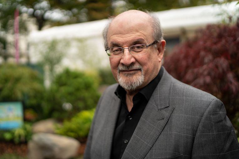Schrijver Salman Rushdie is na de aanslag op zijn leven in augustus 2022 terug met de nieuwe roman Victoriestad. Beeld Getty Images