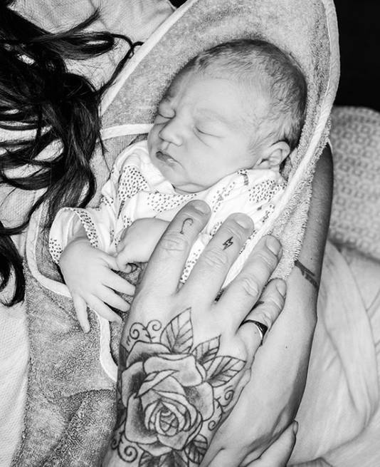 Fender, baby van Roxeanne Hazes en Erik Zwennes, werd op 10 juli geboren.