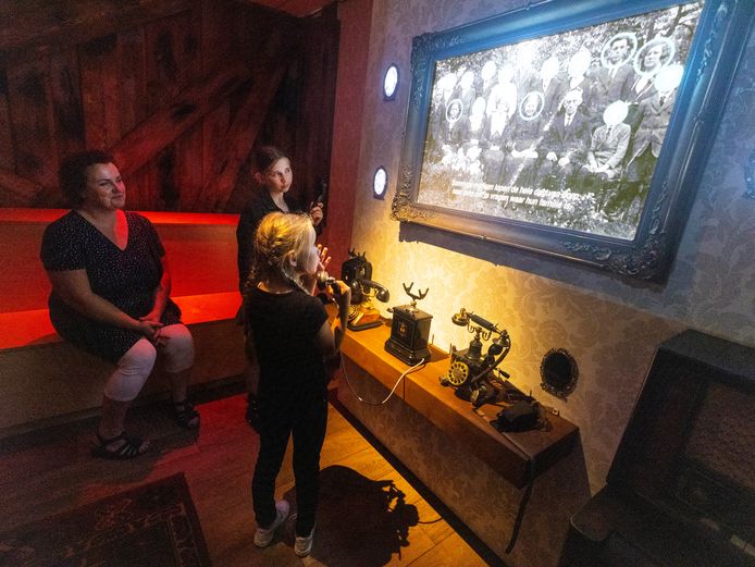 Marieke van Noordenburg en haar dochters Noëlle en Isa spelen het interactieve spel dat gebaseerd is op de oorlogservaringen van de familie van Noordenburg.