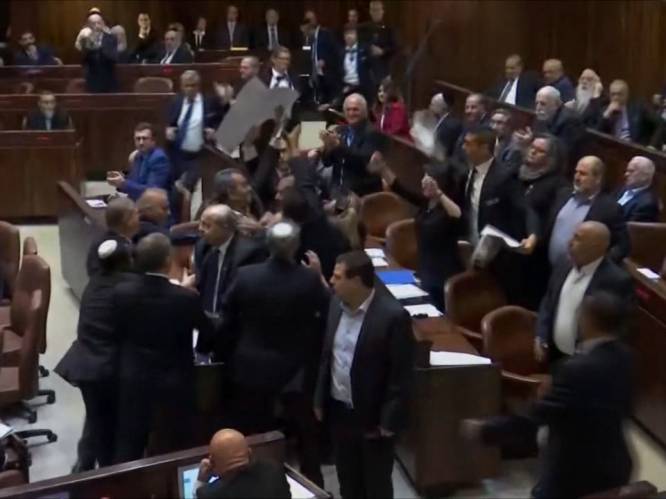 VIDEO: Protesterende politici hardhandig uit Knesset gezet tijdens speech Pence