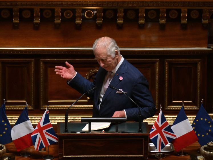 Le roi Charles s’offre une longue ovation au Sénat: “Le Royaume-Uni sera toujours un des alliés de la France”
