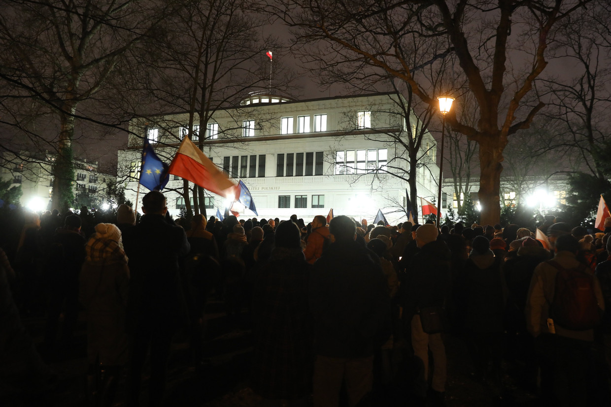 Op 14 december protesteerden voor de Poolse senaat duizenden demonstranten tegen de twee wetten, die op de avond van 15 december zijn aangenomen. Beeld EPA