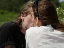 Tony Junior deelt eerste kus uit: ‘Ik heb een kriebeltje bij haar’