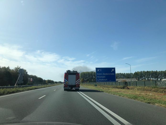 De brandweer uit Veghel onderweg naar Sint-Oedenrode voor de uitslaande brand.