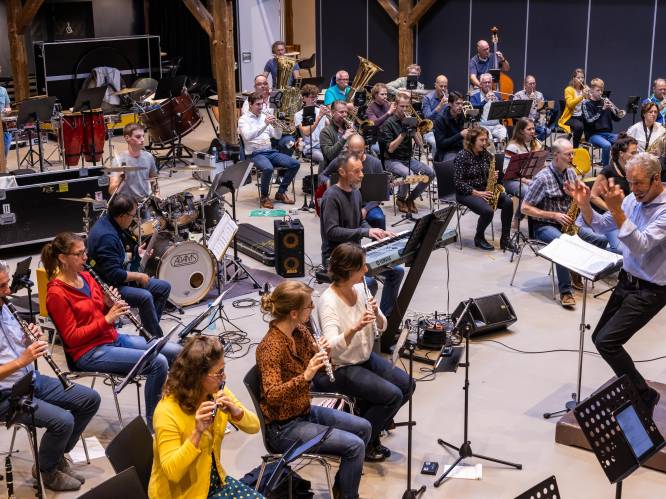 Harmonie Drunen gaat in Spanje muziek van Elshoutse troubadour Berrie Kolmans spelen