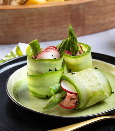 Wat Eten We Vandaag: Komkommerrolletjes met rosbief, groene asperge en truffelmayonaise